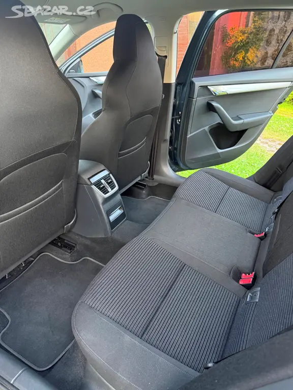 Škoda Octavia, 1,6TDI DSG TOP VÝBAVA - fotka 5
