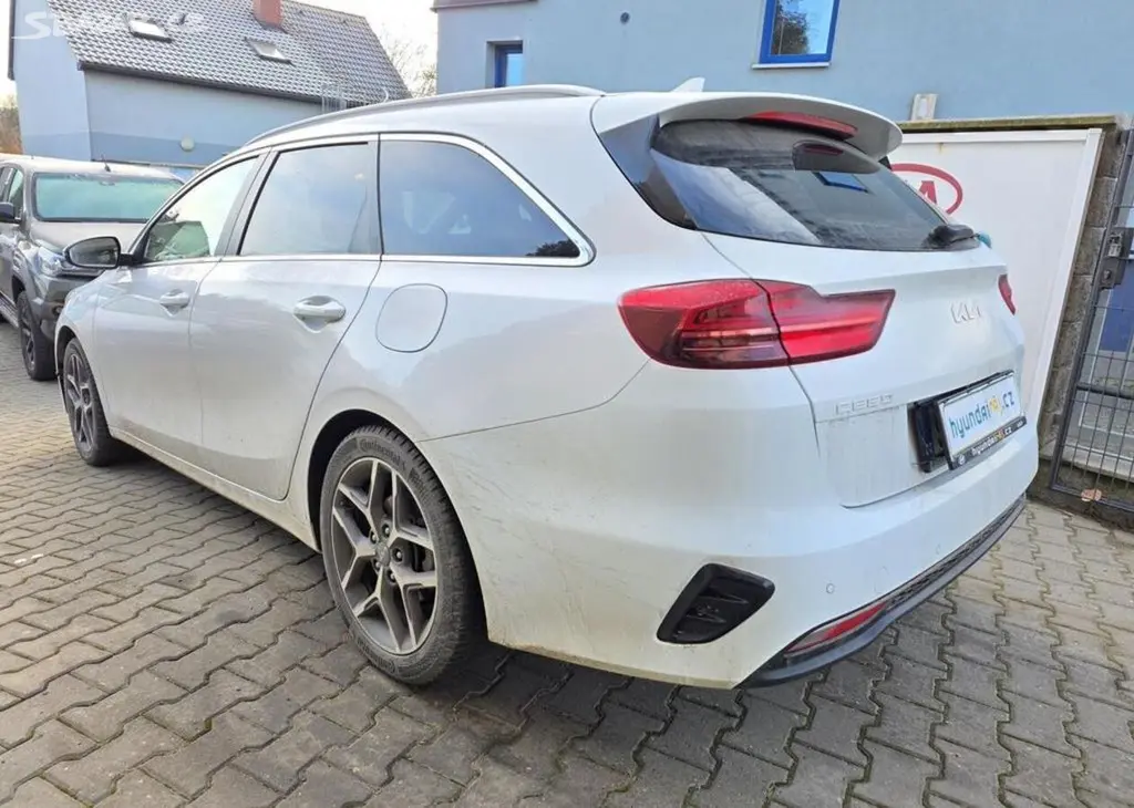 Kia Cee´d 1.5-NAVI-KAMERA-AUTOMAT - fotka 5