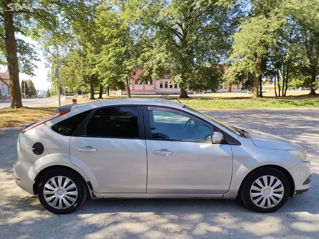 Ford Focus II 1.6 74 kW hatchback r.v. 2008 - fotka 4