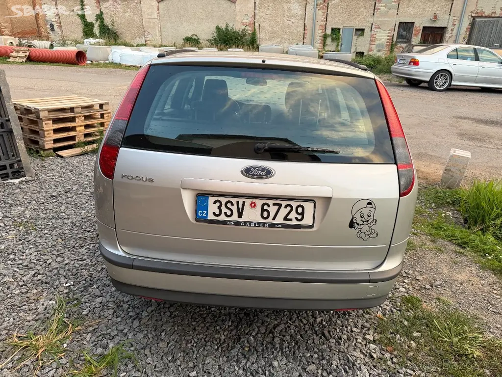 Ford Focus 1.6i 74 kW combi - fotka 4