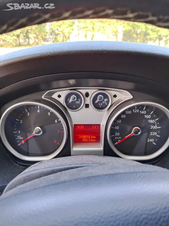 Ford Focus II 1.6 74 kW hatchback r.v. 2008 - fotka 2