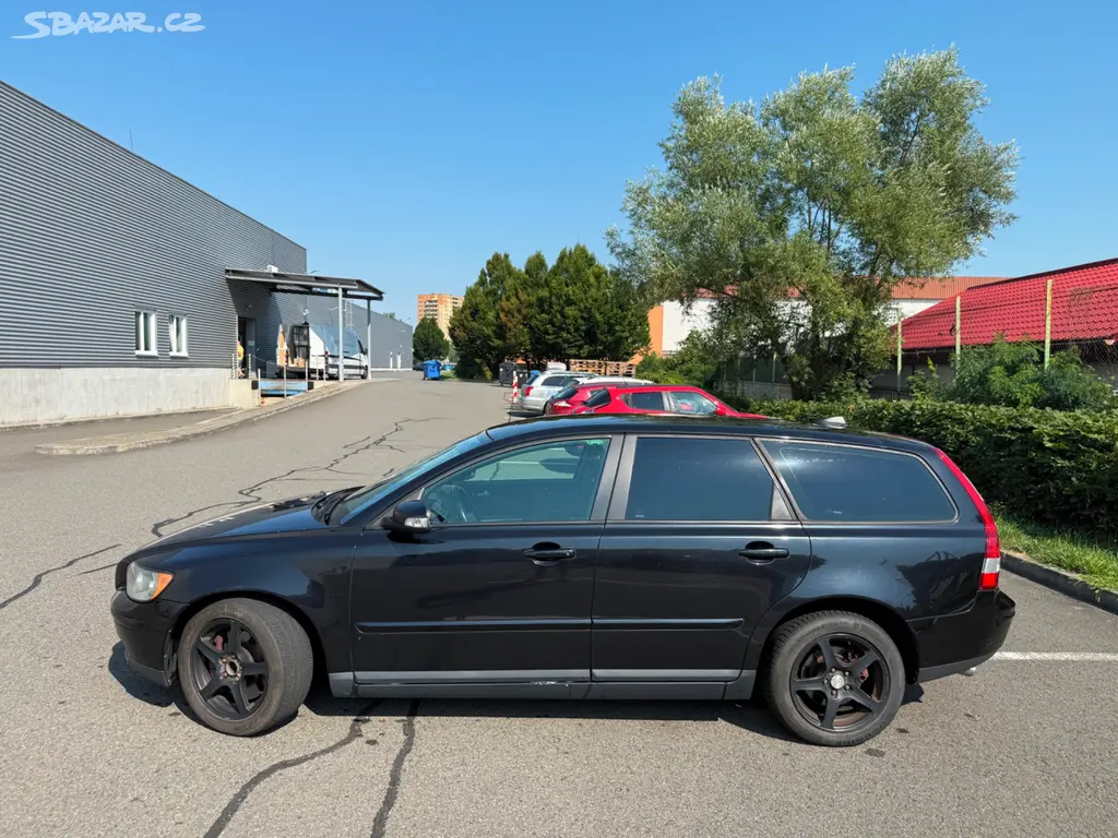 VOLVO V50 D5 2,4 132kW Combi - Nové STK - Servis - fotka 2