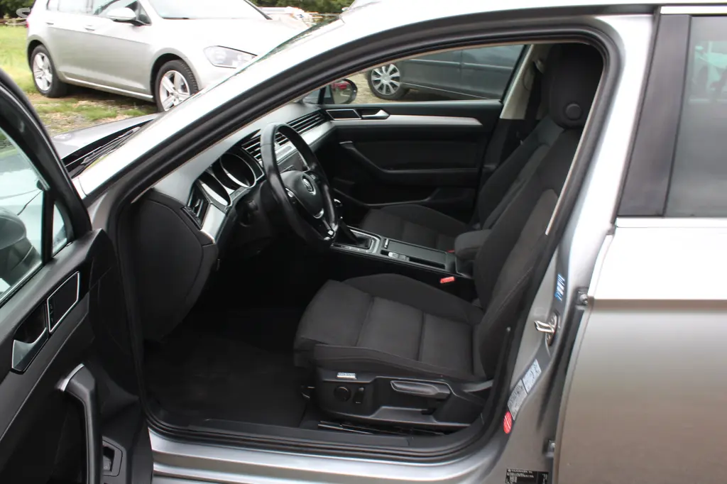 Volkswagen Passat Variant 2.0 TDi/110 kW,1 Majitel - fotka 5
