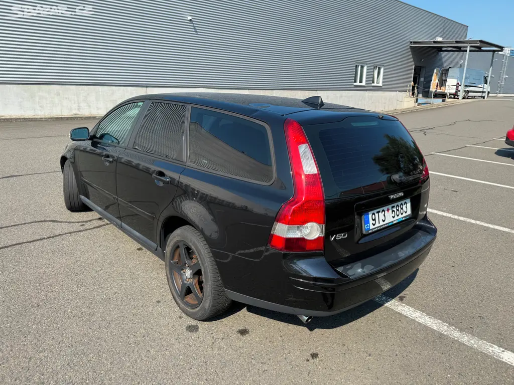VOLVO V50 D5 2,4 132kW Combi - Nové STK - Servis - fotka 3