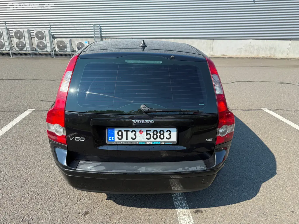VOLVO V50 D5 2,4 132kW Combi - Nové STK - Servis - fotka 4