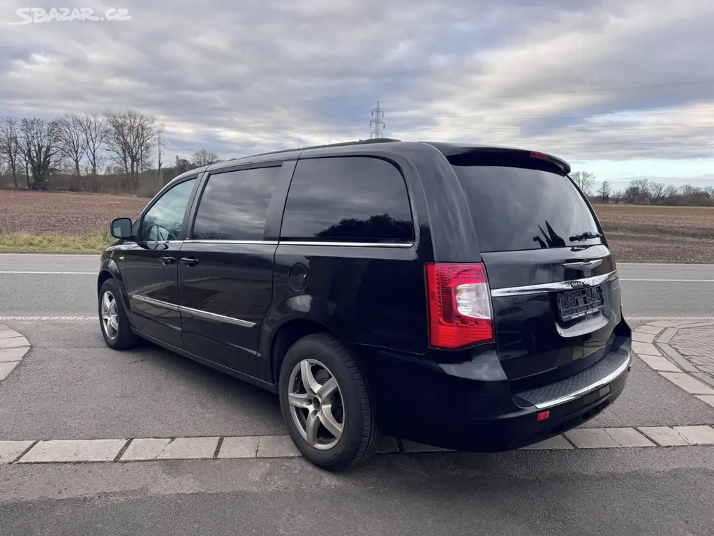 Chrysler Town Country 3,6 RT Penta DVD 2014 - fotka 3