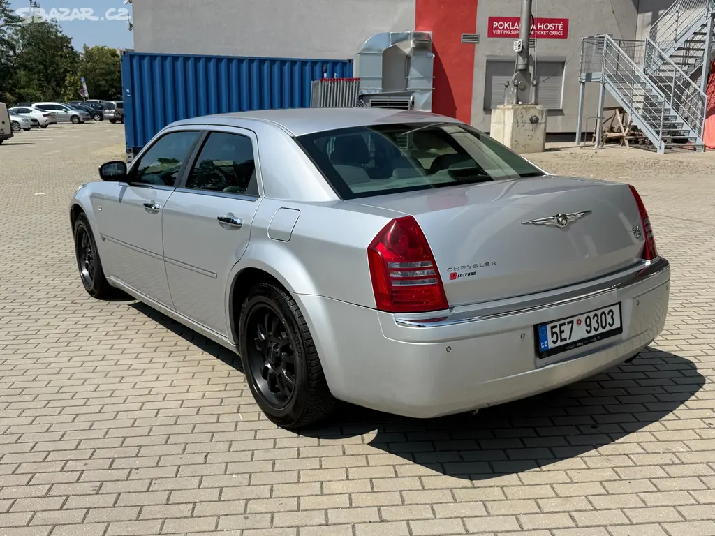 Chrysler 300C, 3.5i V6, 183kw Automat - fotka 3