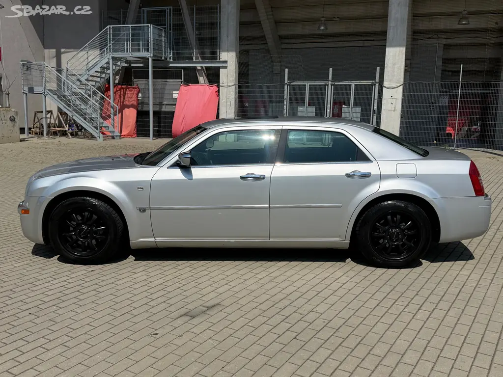 Chrysler 300C, 3.5i V6, 183kw Automat - fotka 2