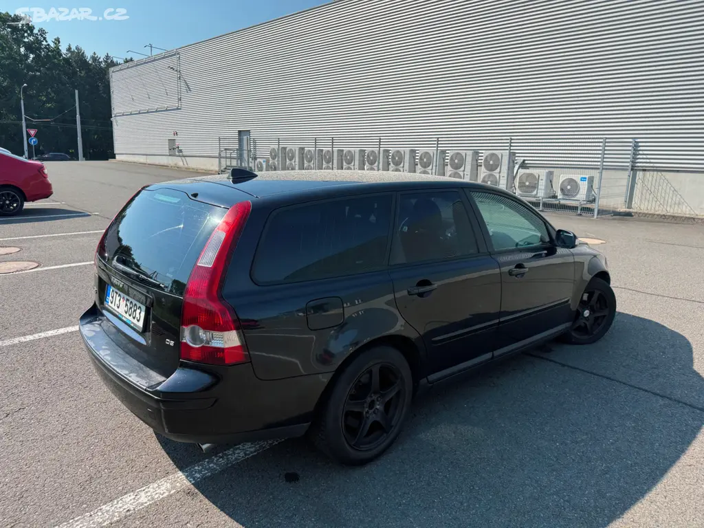 VOLVO V50 D5 2,4 132kW Combi - Nové STK - Servis - fotka 5