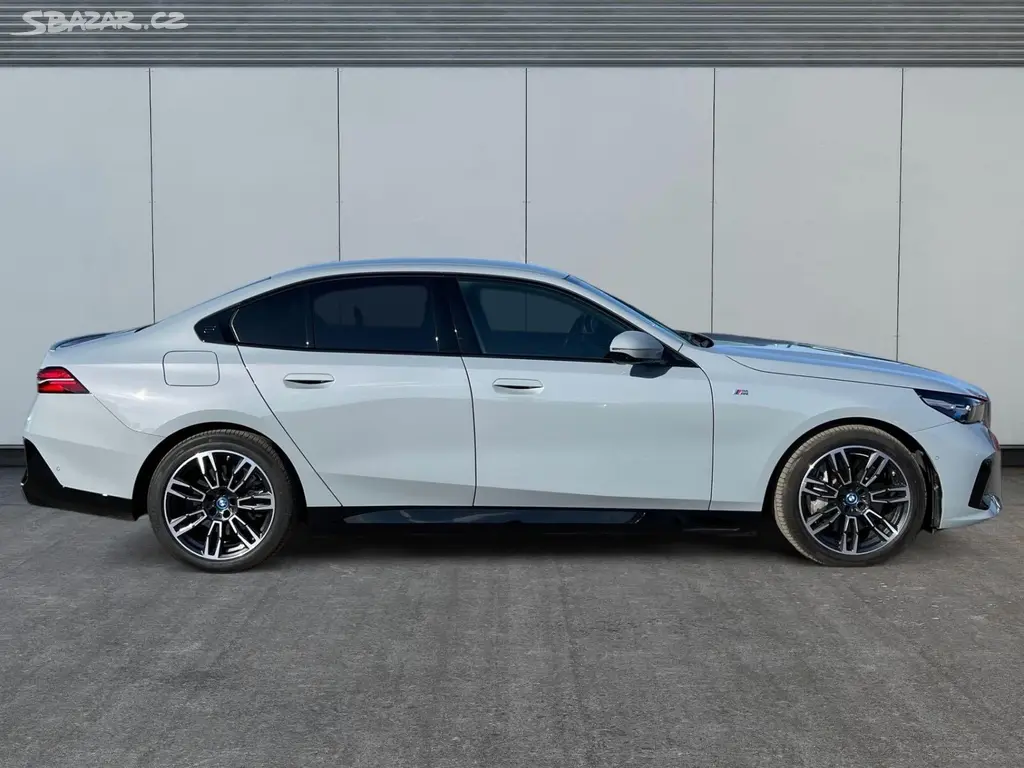 BMW Řada 5, 550e 360kW M-SPORT KŮŽE CZ DPH - fotka 6