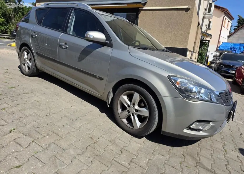 Kia Cee´d 1.4-NÍZKÉ KM-ZACHOVALÝ STAV - fotka 4