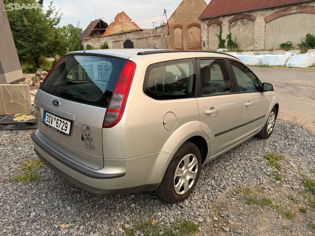 Ford Focus 1.6i 74 kW combi - fotka 3