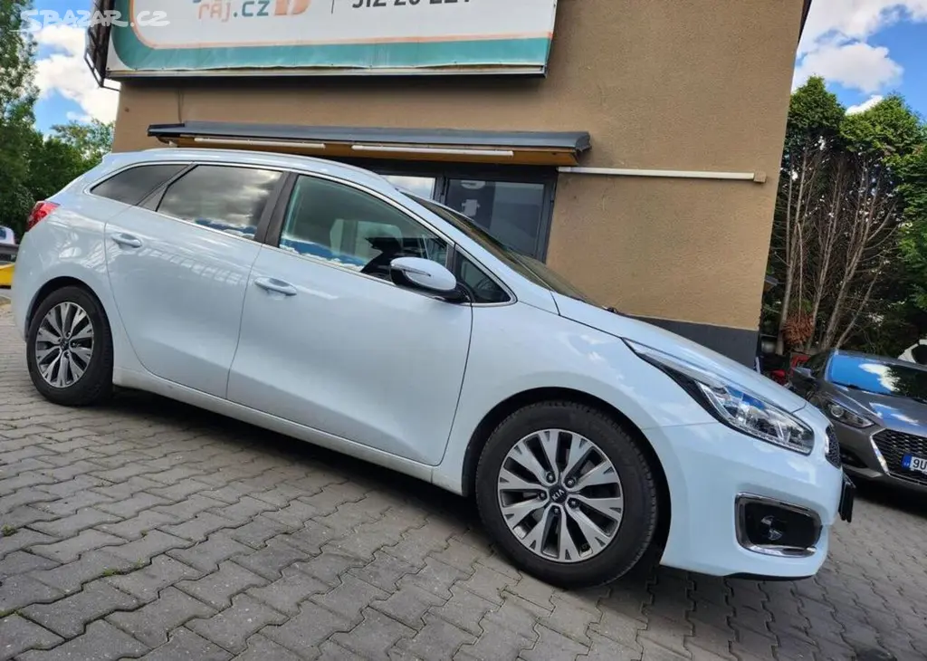 Kia Cee´d 1.6-NAVI-KAMERA-TOP VÝBAVA - fotka 3