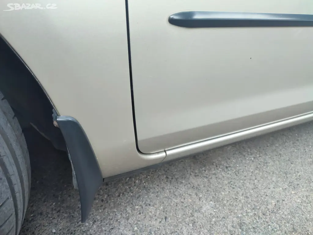 Mazda 3, pěkná - garážováno - fotka 6