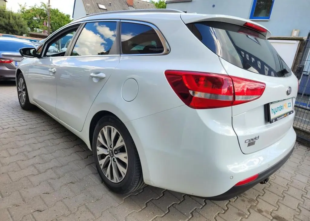 Kia Cee´d 1.6-NAVI-KAMERA-TOP VÝBAVA - fotka 6