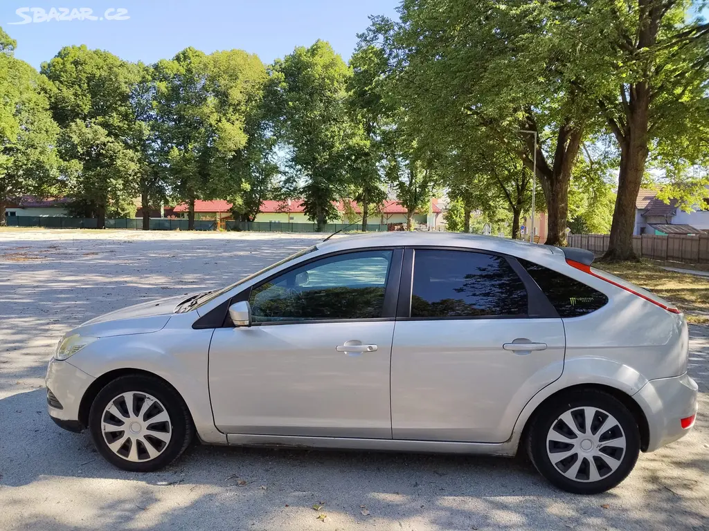 Ford Focus II 1.6 74 kW hatchback r.v. 2008 - fotka 5