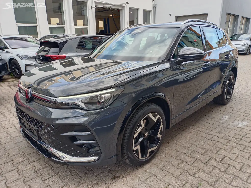 VW Tiguan R-Line 1.5 eTSI 110kW DSG 28tkm Tažné - fotka 2