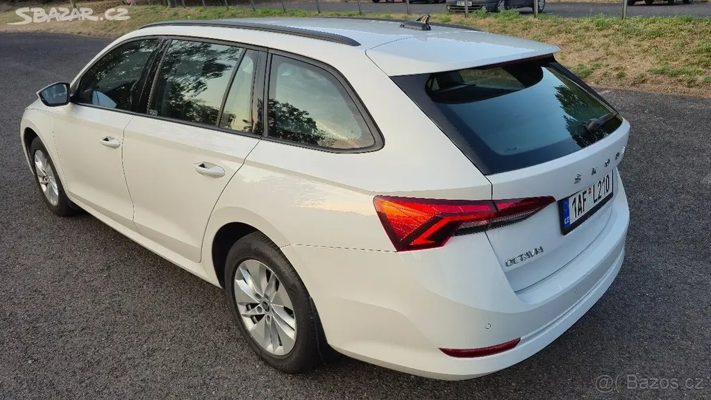 Škoda Octavia 2,0 4 IV Combi Ambition TDI - fotka 2