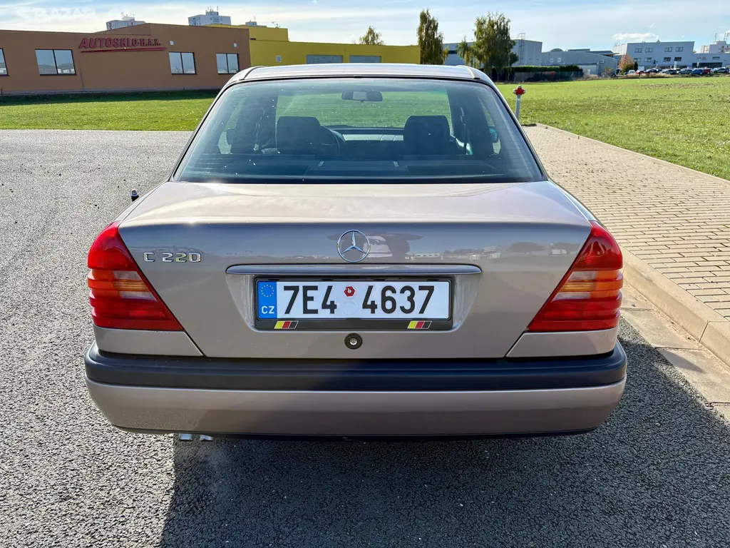 Mercedes-Benz Třídy C, 220 KRÁSNÝ VETERÁN PO RENOVACI - fotka 4