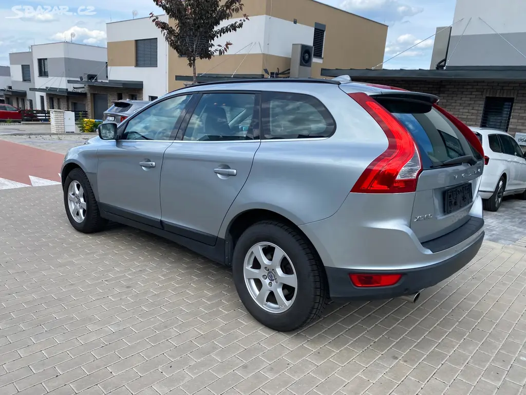 Volvo XC60 2.4D, 120 kW, 4x4, manuál, nová STK - fotka 2