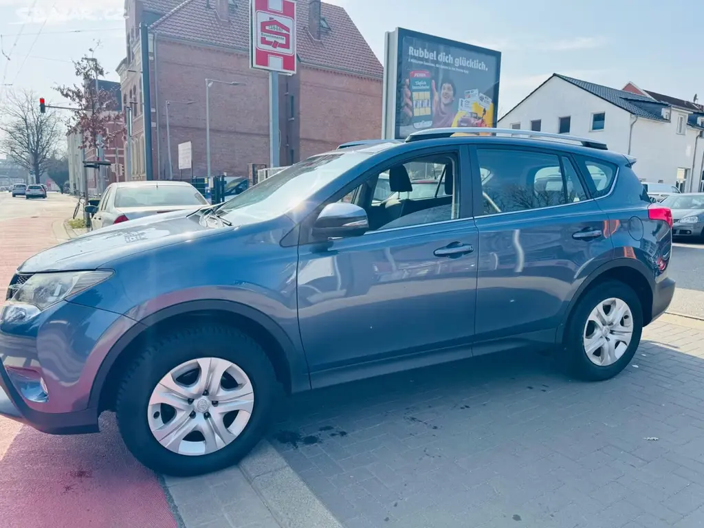 Toyota RAV 4 2,2D Life nafta 4x4 110kw - fotka 5
