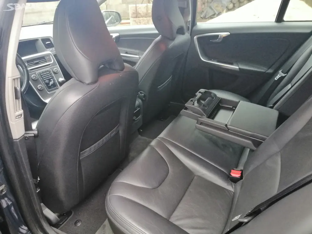 Volvo V60 D5 2.4 s výbavou Summum z roku 2011 - fotka 5