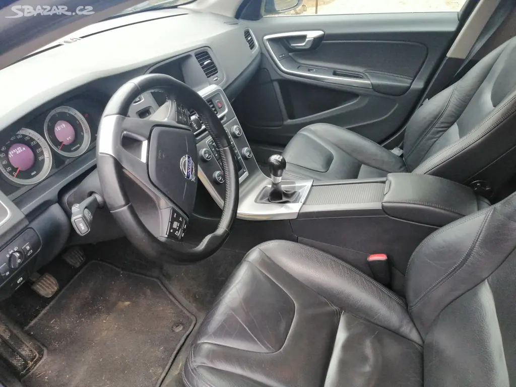 Volvo V60 D5 2.4 s výbavou Summum z roku 2011 - fotka 6