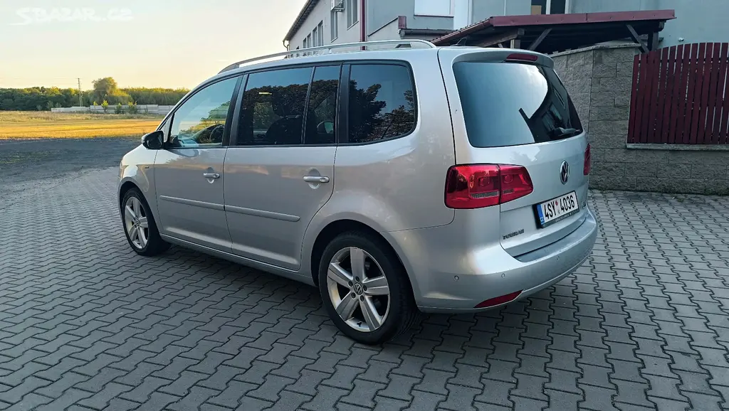 Volkswagen Touran 2.0 TDI DSG 103 kW, SERVIS, PANO - fotka 6