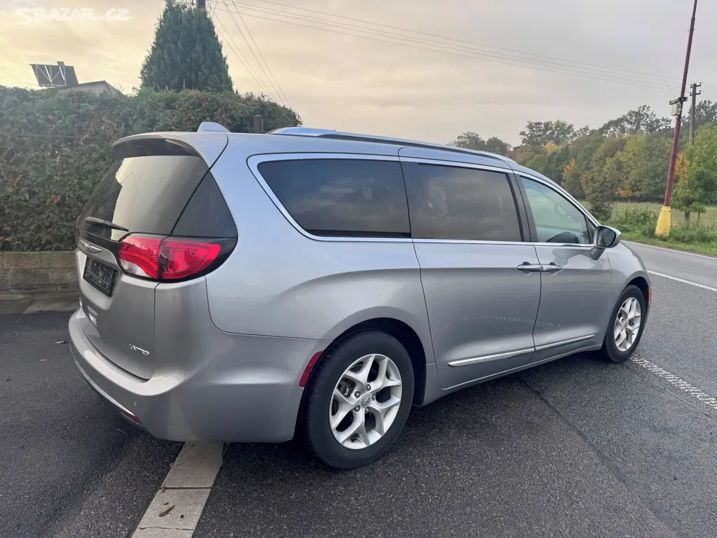 Chrysler Pacifica 3,6 RU Panorama Limited 2020 - fotka 4