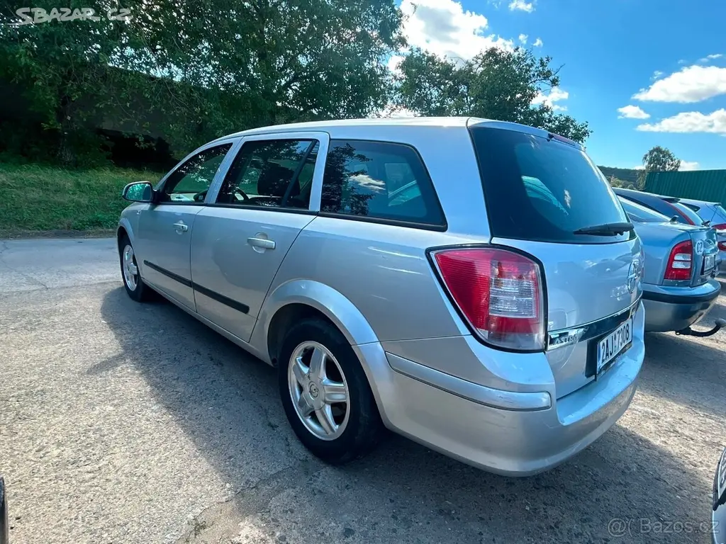 2011,KLIMA,TEMPOMAT,el.okna+zr,Opel Astra 1.6 85kw - fotka 4
