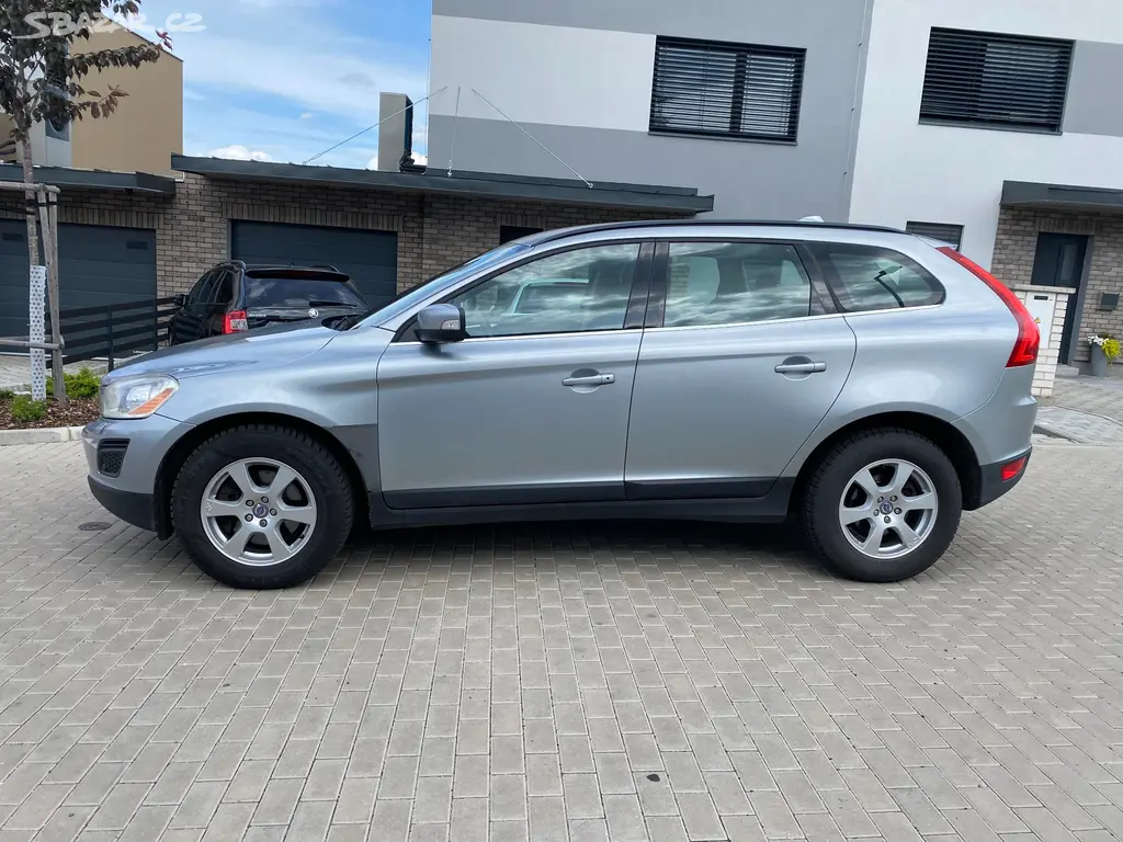 Volvo XC60 2.4D, 120 kW, 4x4, manuál, nová STK - fotka 3