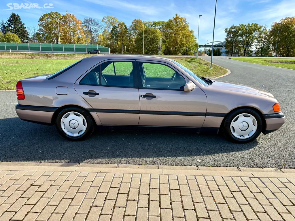 Mercedes-Benz Třídy C, 220 KRÁSNÝ VETERÁN PO RENOVACI - fotka 6