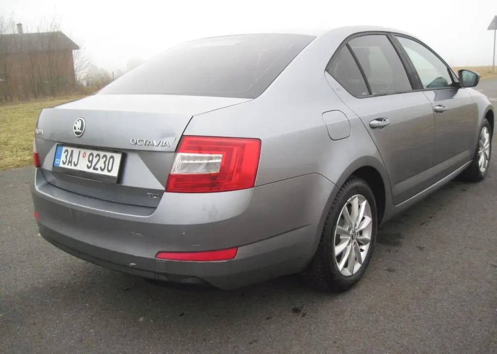 Škoda Octavia 1,6TDI koup v ČR 2 majitel nafta - fotka 5