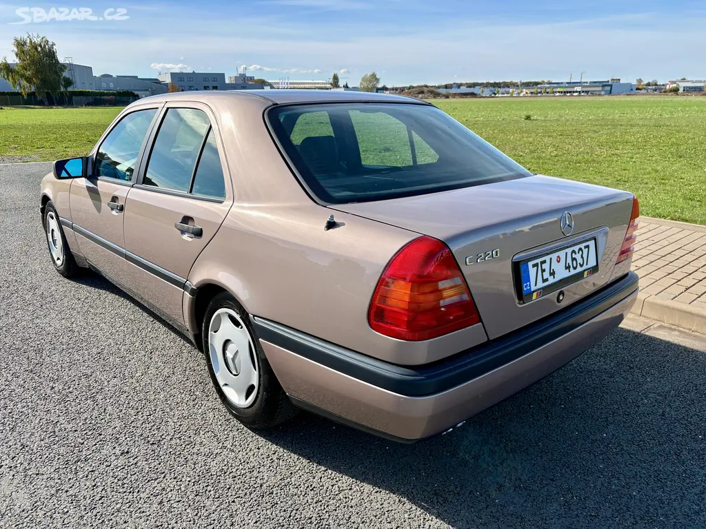 Mercedes-Benz Třídy C, 220 KRÁSNÝ VETERÁN PO RENOVACI - fotka 3
