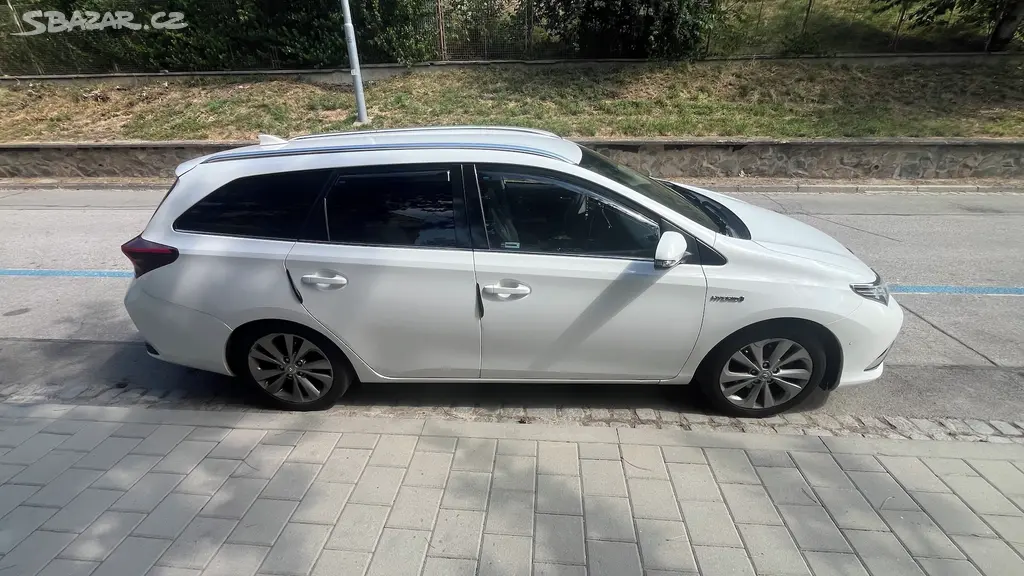 Toyota Auris 1.8-HYBRID-1. MAJ.-AUTOMAT - fotka 2