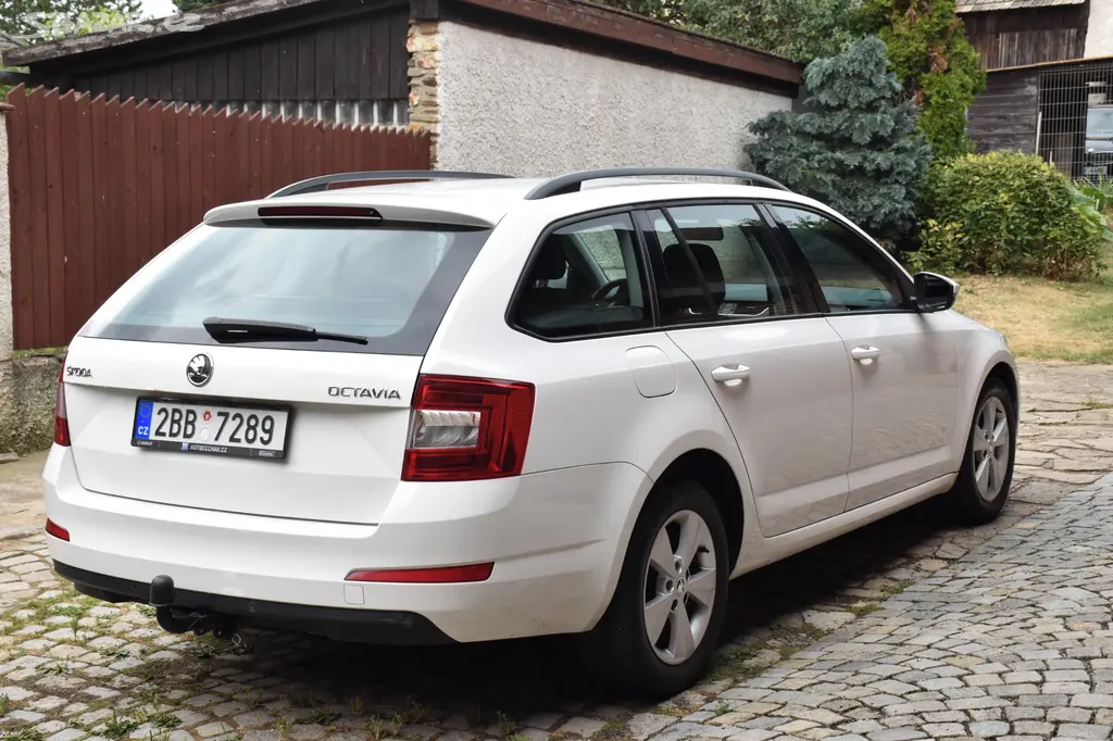 Škoda Octavia III Combi 1.6TDI 77kw ČR 2014 tažné - fotka 4