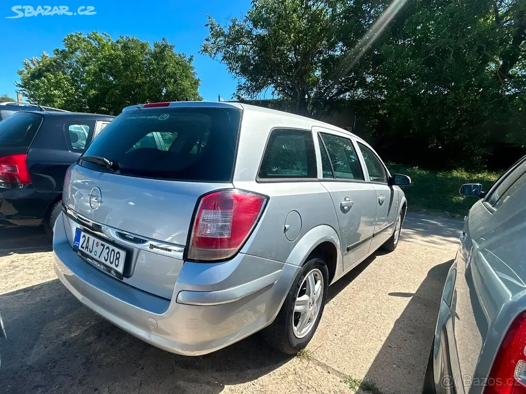 2011,KLIMA,TEMPOMAT,el.okna+zr,Opel Astra 1.6 85kw - fotka 2