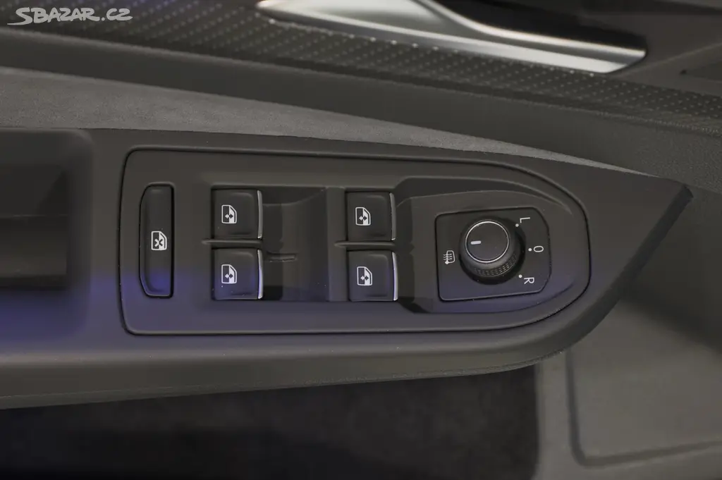 VW Golf R-line Variant 8 DSG ROK 2023 - fotka 6