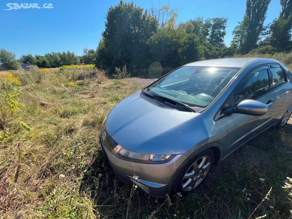 Honda Civic 8G 1.8 i-VTEC (2006) - STK do 04/2028 - fotka 4