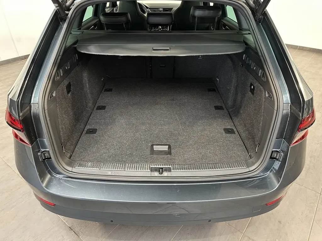 SKODA Superb Combi 2.0 TDI Sportline - fotka 4