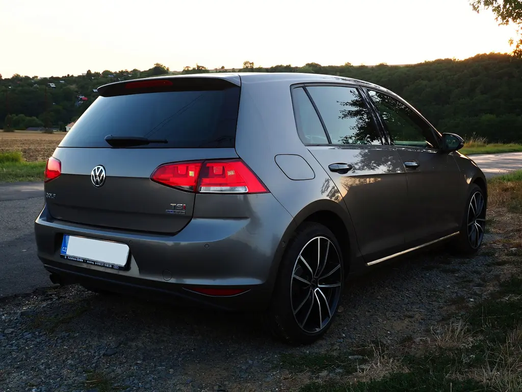 VW Golf 7 1,4 Climatr_ParkAssist_2xPDC_temp_výhřev - fotka 4