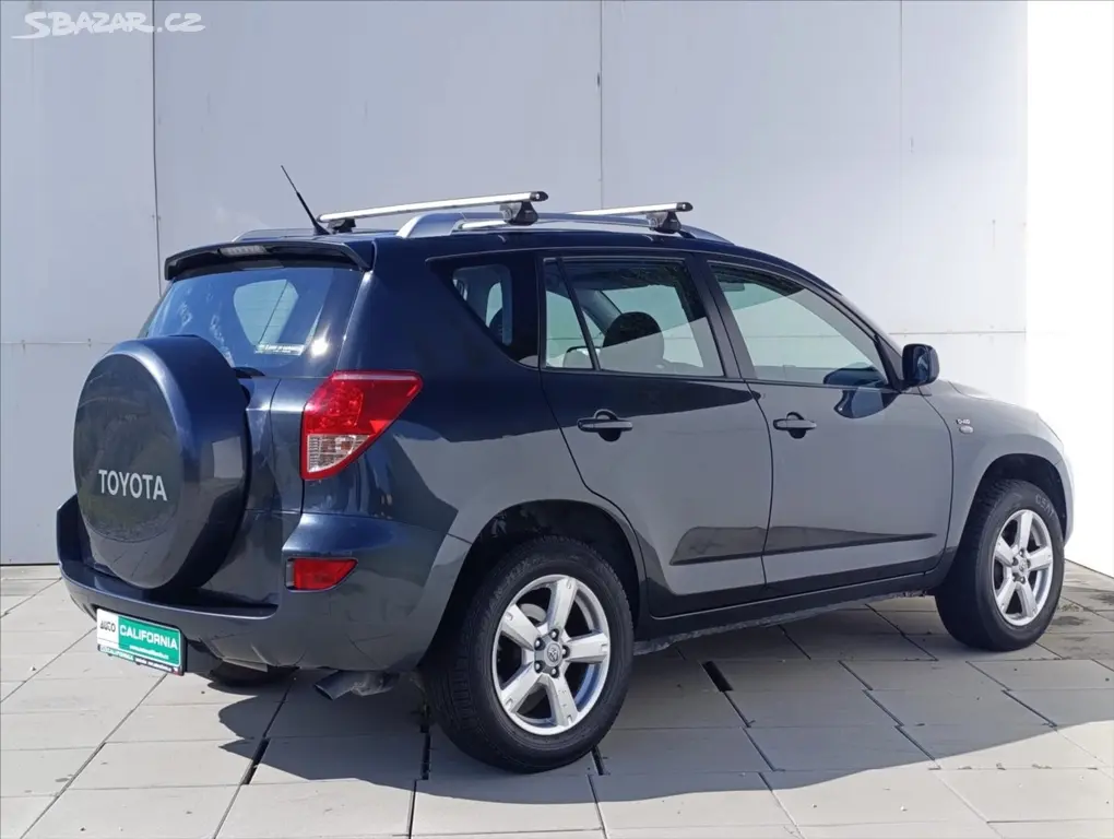 Toyota Rav4, 2,2 D-4D 4x4 Aut.klimatizace - fotka 6