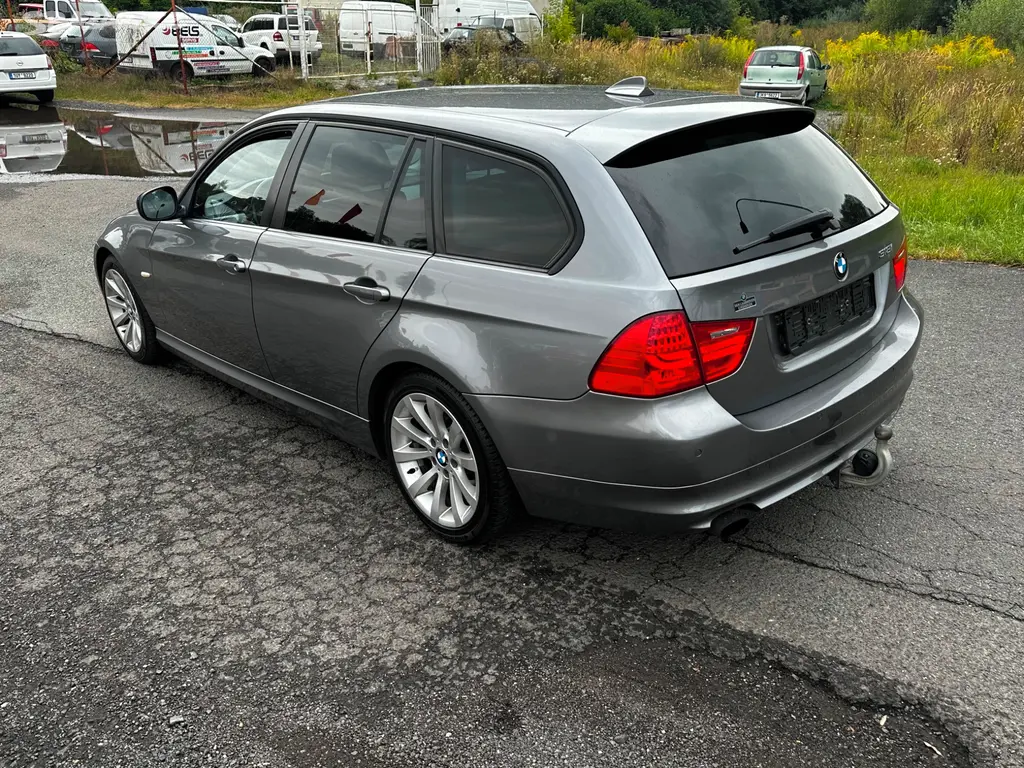 BMW 318 i touring 105kw, r.2011, serviska, top - fotka 3