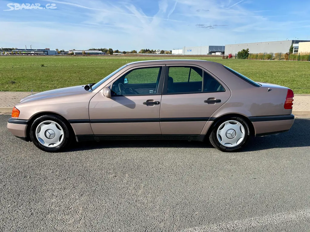 Mercedes-Benz Třídy C, 220 KRÁSNÝ VETERÁN PO RENOVACI - fotka 2