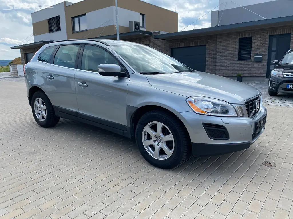 Volvo XC60 2.4D, 120 kW, 4x4, manuál, nová STK - fotka 5