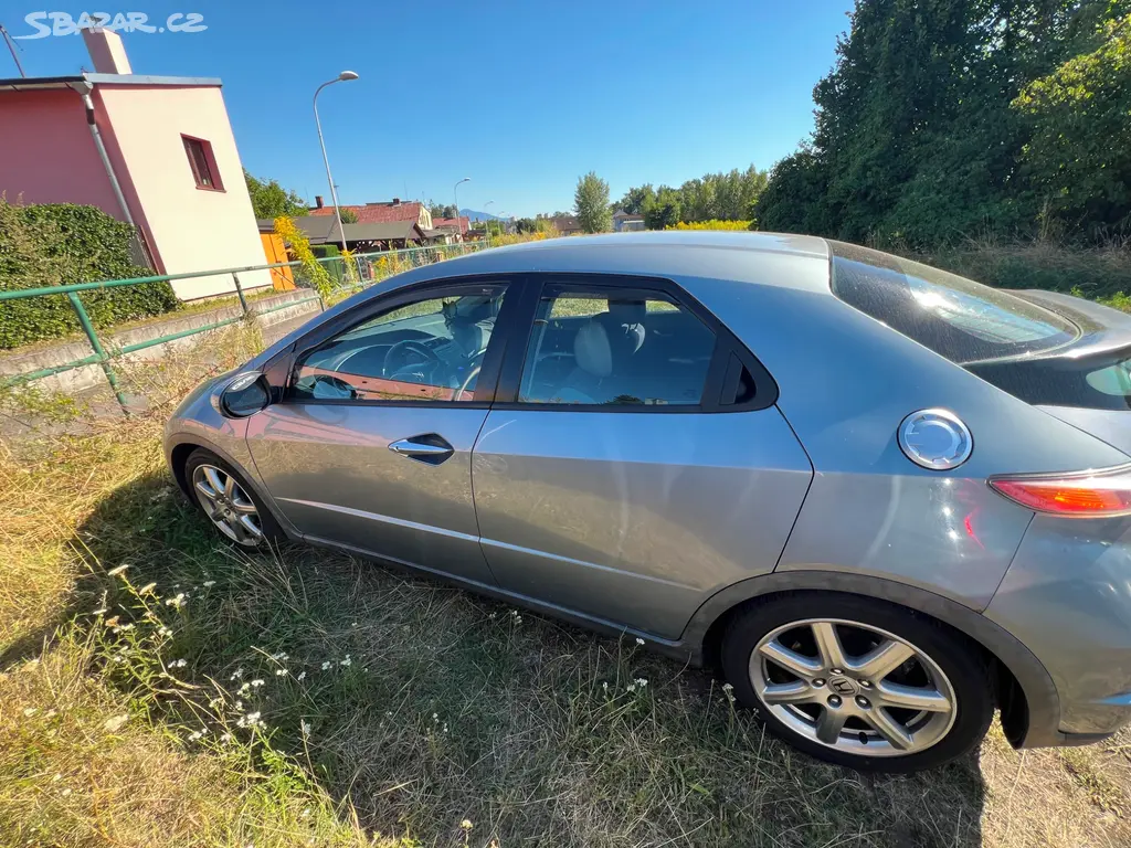 Honda Civic 8G 1.8 i-VTEC (2006) - STK do 04/2028 - fotka 2