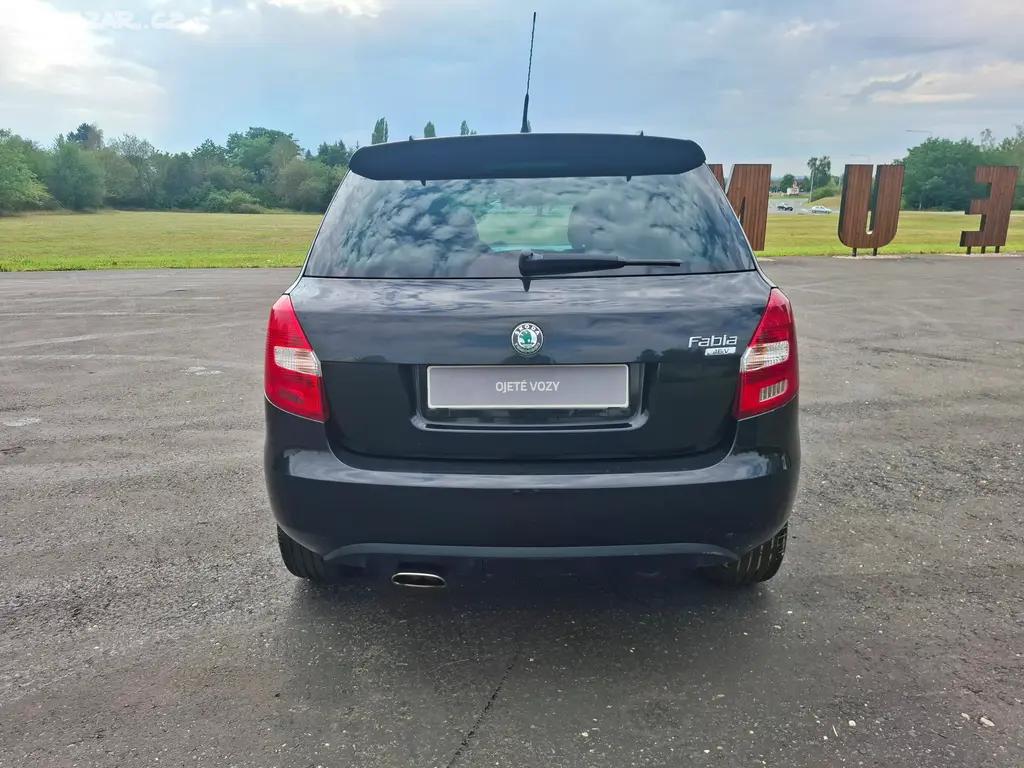 Škoda Fabia II Sport 1.4 16V 63kW,klima,stk 08/28 - fotka 5