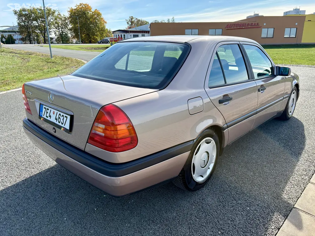 Mercedes-Benz Třídy C, 220 KRÁSNÝ VETERÁN PO RENOVACI - fotka 5