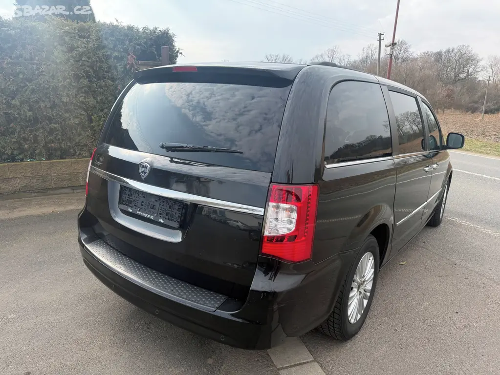 Chrysler Lancia Voyager Town 3,6 DVD Navi 2012 - fotka 4