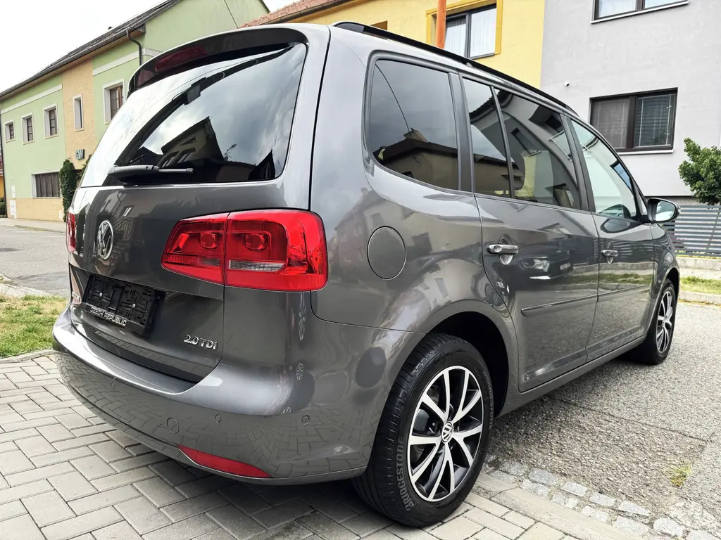 VOLKSWAGEN TOURAN 2.0TDI 7-MÍST,AUT.KLIMA,ALU.KOLA - fotka 5